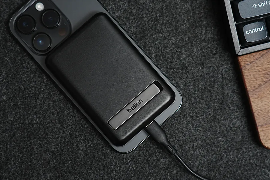 Belkin BoostCharge Magnetic Wireless Battery 5000パススルー充電