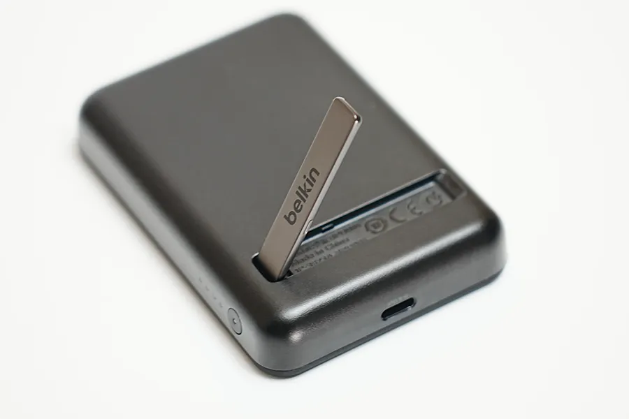 Belkin BoostCharge Magnetic Wireless Battery 5000のスタンド開閉部分