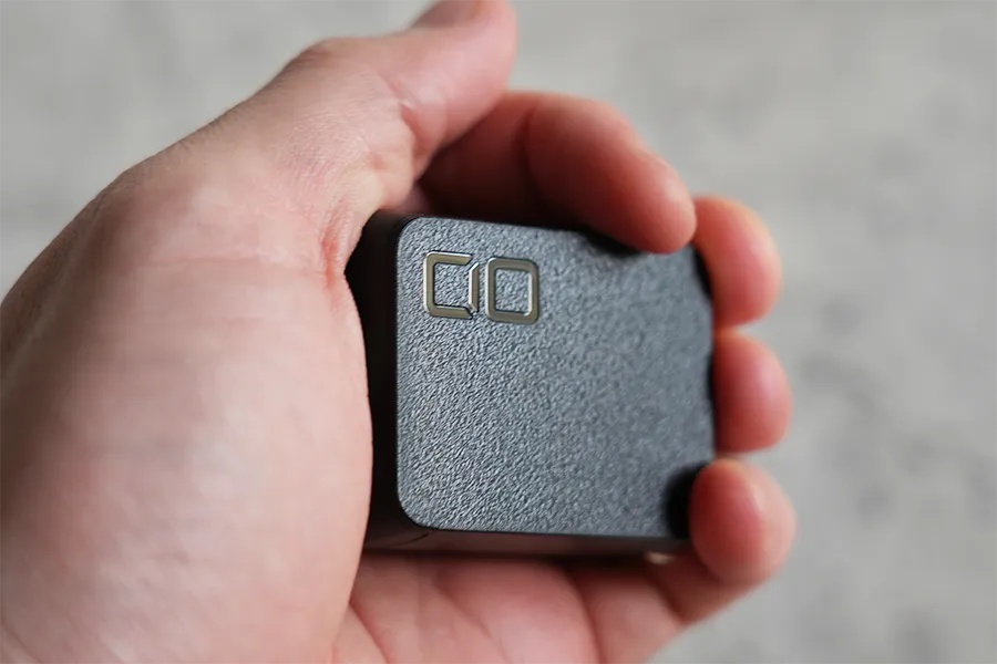 CIO NovaPort DUO 65Wは握り込めるくらいコンパクト