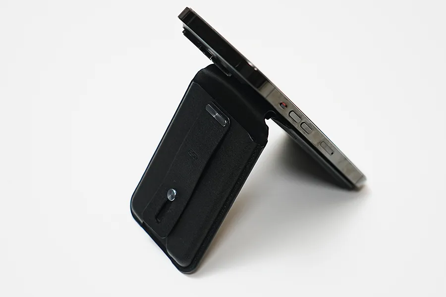 ESR MagSafe対応Geo Walletのスタンド状態