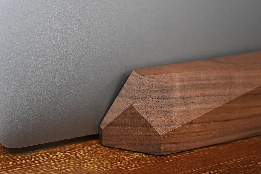 oakywoodデュアルノートパソコン垂直スタンドのにMacBook Proおいた状態
