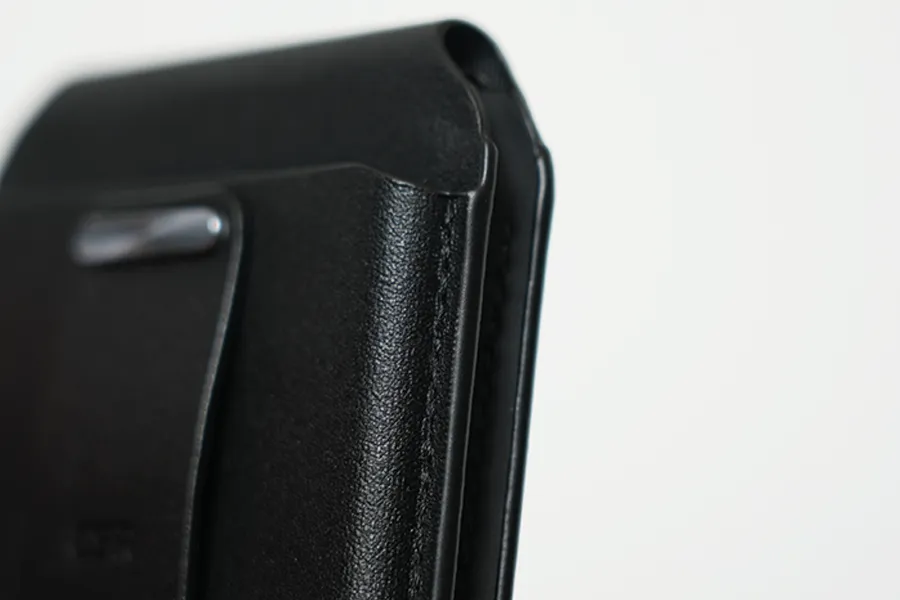 ESR MagSafe対応Geo Walletはハリのあるレザー