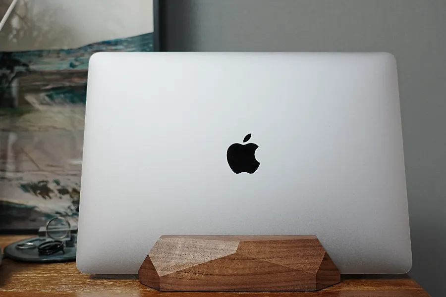oakywoodデュアルノートパソコン垂直スタンドのにMacBook Pro 13インチおいた正面
