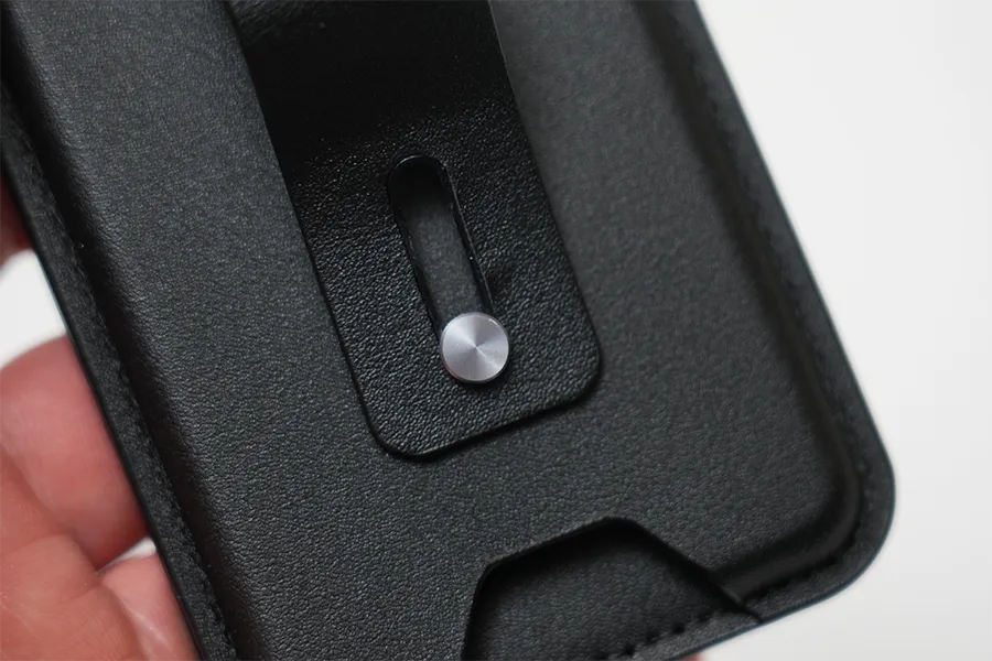 ESR MagSafe対応Geo Walletの下部メタル部分を動かすとリングかわりになる