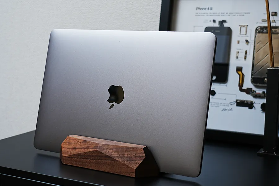 MacBook Pro 13インチをスタンド立て掛け