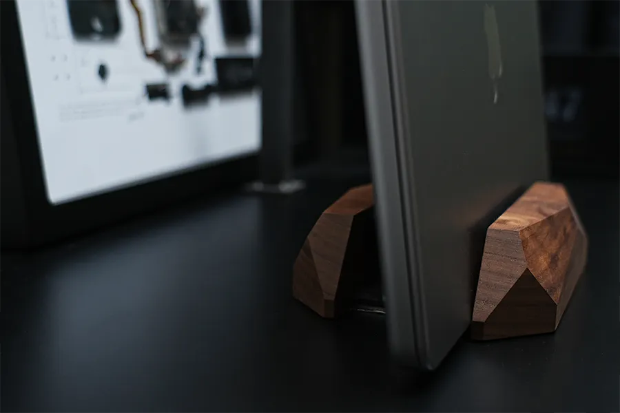 M2 Pro MacBook Pro を立て掛けた状態