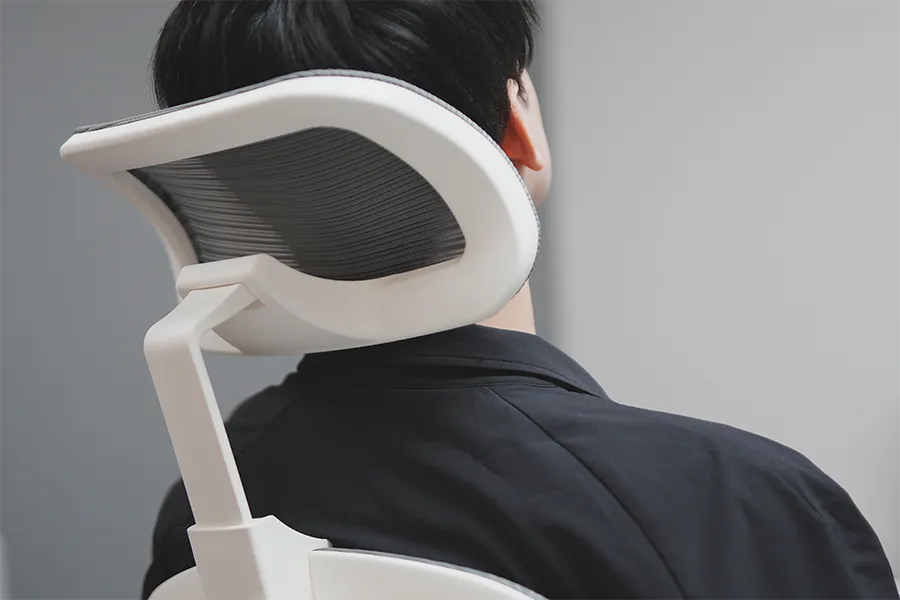 FlexiSpot フィットネスチェアV6のヘッドレストに頭載せた状態