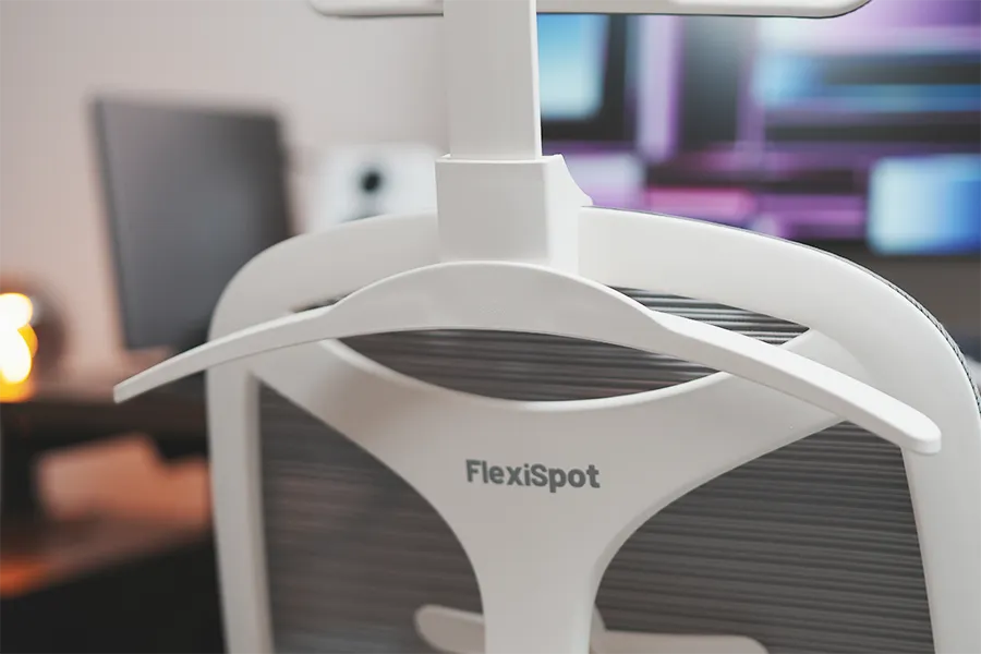 FlexiSpot フィットネスチェアV6のハンガーラック部分