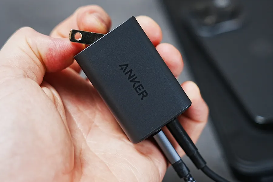 Anker 523 Charger (Nano 3, 47W)でプラグ