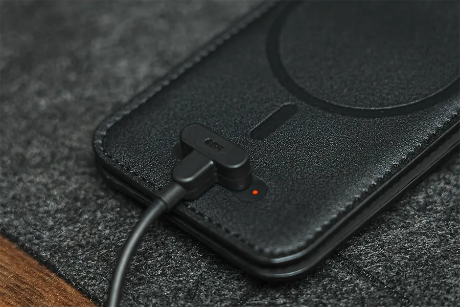 ESR MagSafe対応Geo Walletは付属ケーブルをくっつけるだけで充電可能