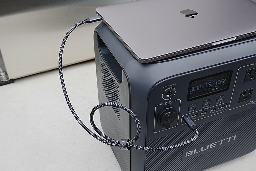 BLUETTI AC180でMacBook Proを充電