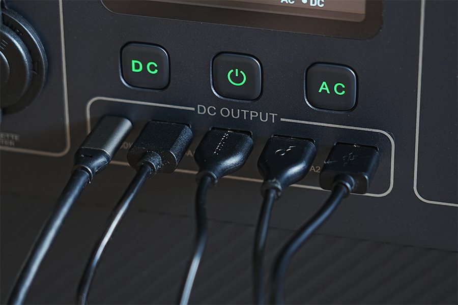 電源ボタン3つとUSB-CUSB-Aポート