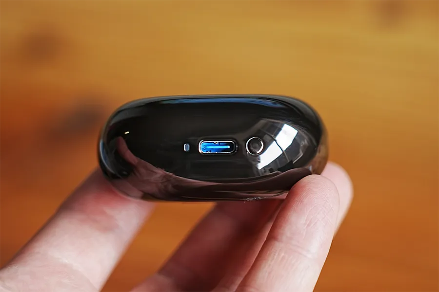 SOUNDPEATS ENGINE 4の底面にペアリングボタンとUSB-Cポート