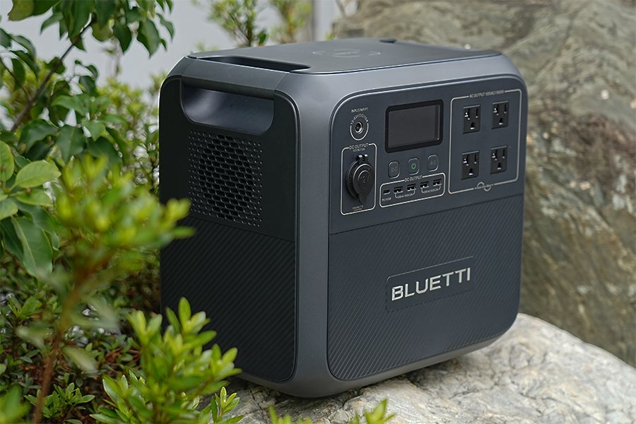 ポータブル電源BLUETTI AC180 レビュー｜最大2700Wなのにコンパクトで携帯性抜群