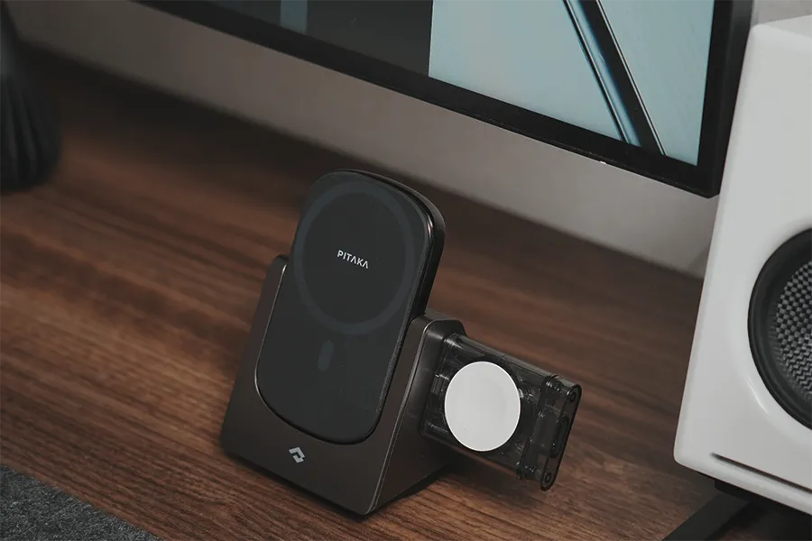 PITAKA MagEZ Slider 2のみデスクおいた状態