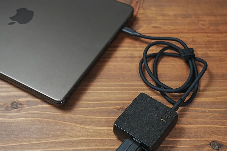 NovaPort TRIO 140WでMacBook Proを充電
