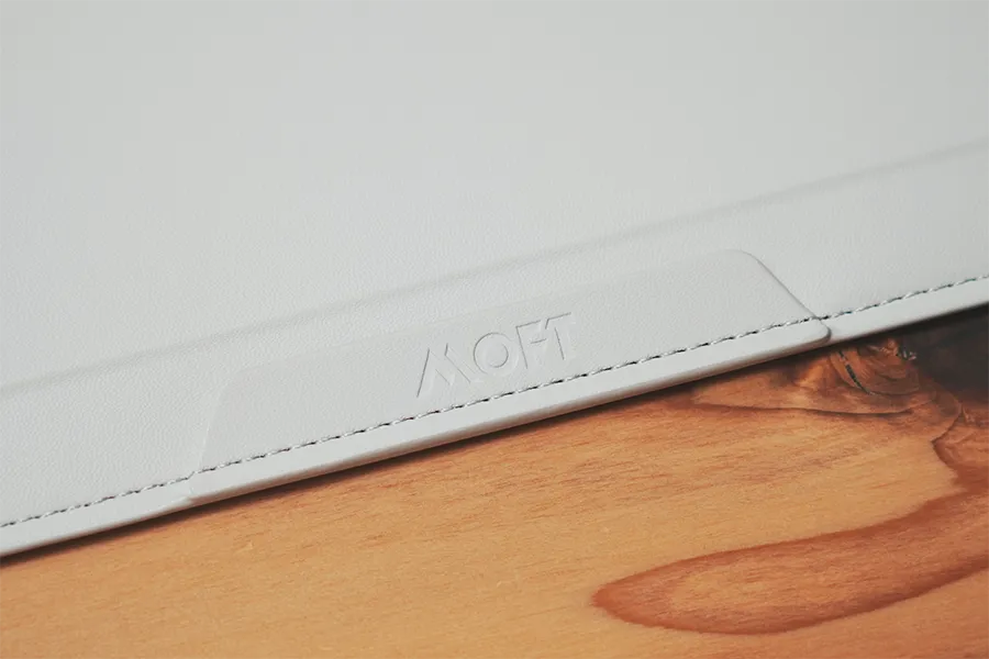 MOFT CARRY SLEEVE 14インチミスティグレーの前面のMOFTロゴの部分MacBook Air_Proを支える