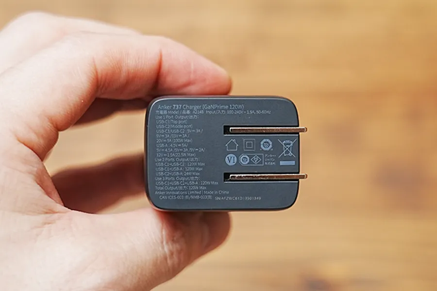 Anker 737 Charger (GaNPrime 120W)のプラグ側の規格表示