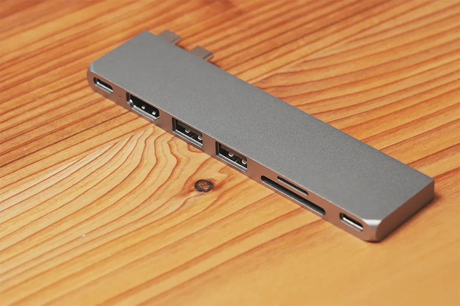 Satechi USB-C Pro ハブ スリム 7-in-2 (ミッドナイト対応) USB4の表側