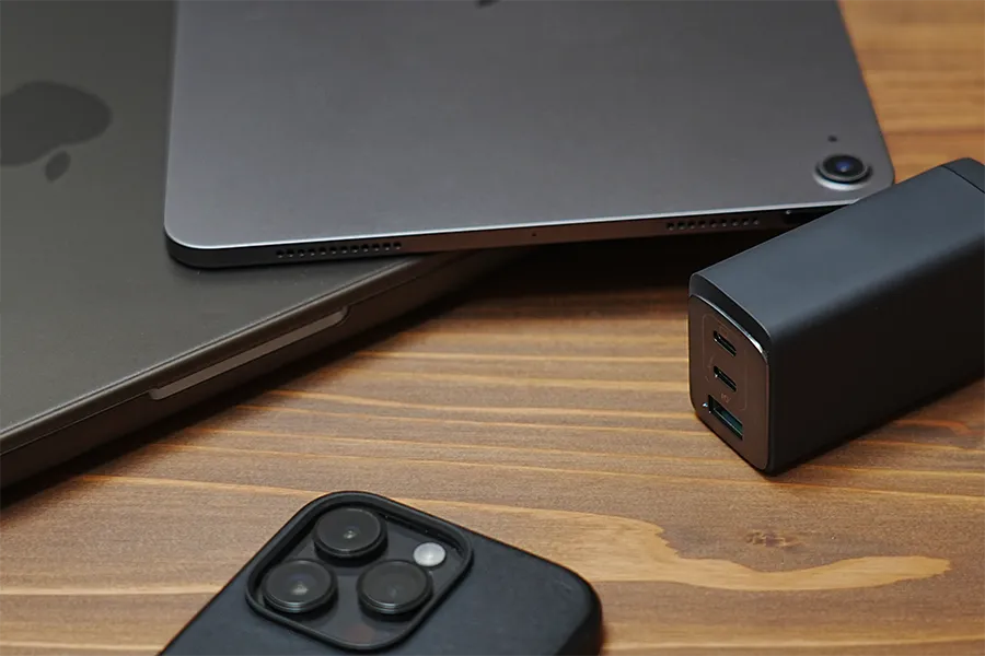 Anker 737 Charger (GaNPrime 120W)のiPad ProとMacBook ProとiPhoneを同時充電