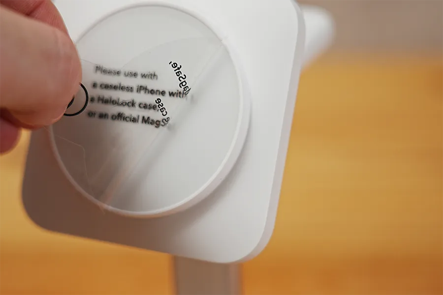 ESR HaloLock 3in1 ワイヤレス充電器の充電パッドのフィルムを剥がして使用開始する