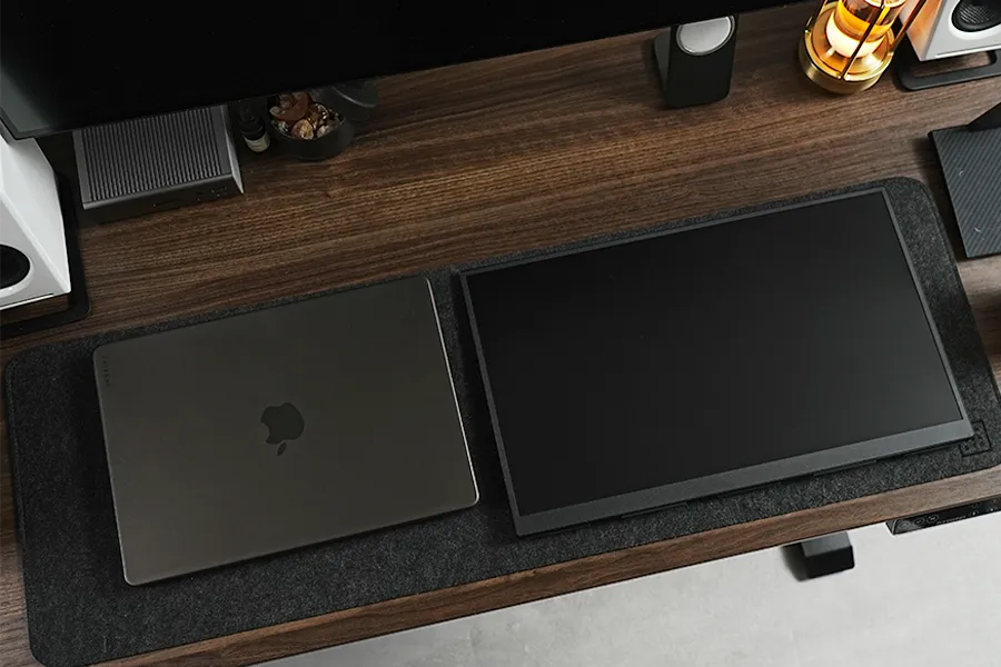 モニターMacBookとサイズ比較