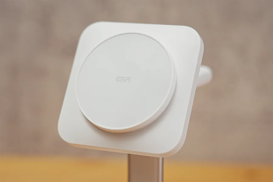 ESR HaloLock 3in1 ワイヤレス充電器のMagSafe充電パッド