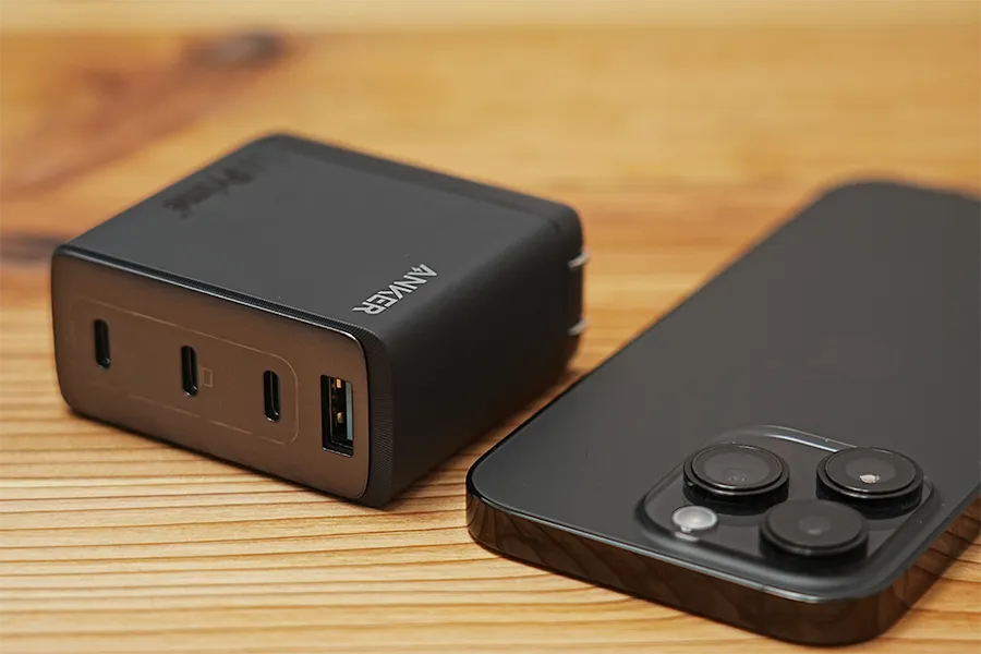 Anker 747 Charger (GaNPrime 150W)はiPhoneより3倍くらいの厚みあり