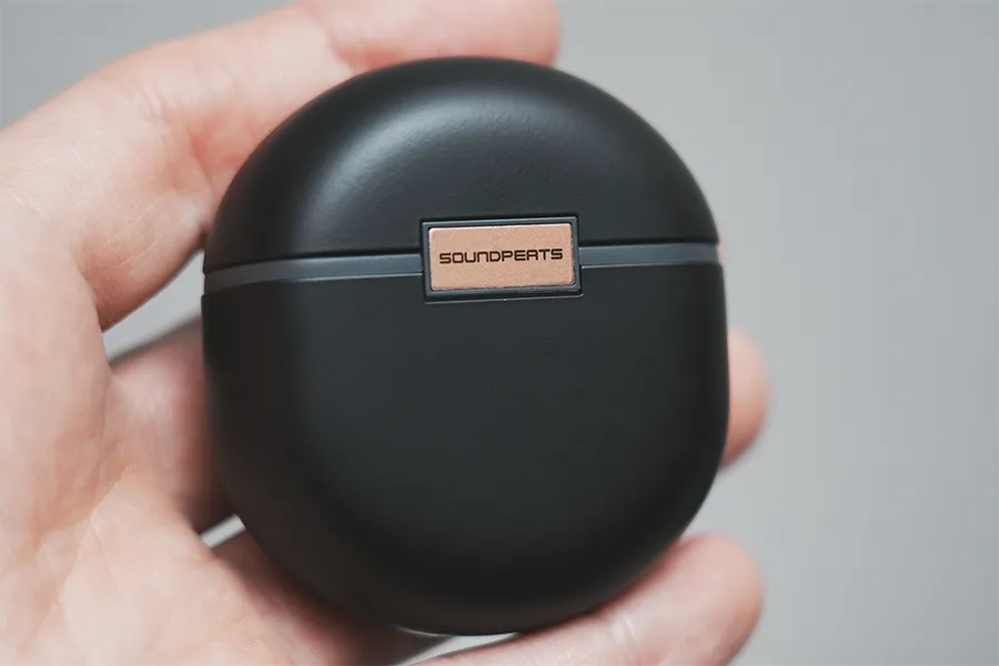 SOUNDPEATS air4の背面ロゴ