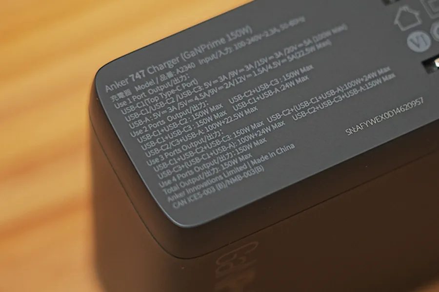 Anker 747 Charger (GaNPrime 150W)の出力はプラグ側にかいてる