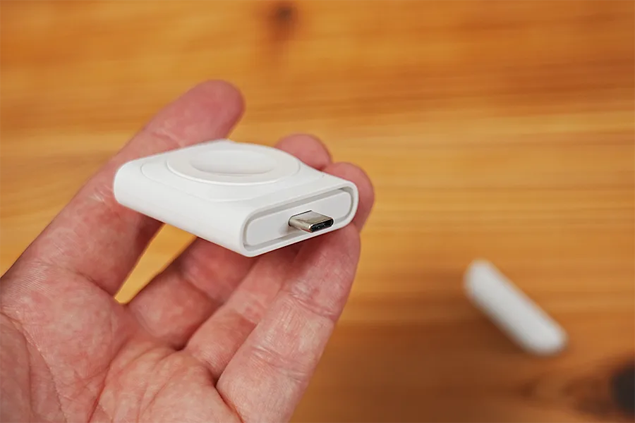 ESR HaloLock 3in1 ワイヤレス充電器のキャップを外すと使用開始