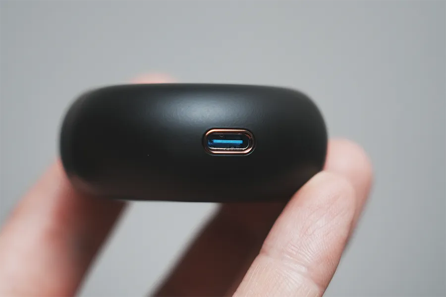 SOUNDPEATS air4のUSB-Cポート部分