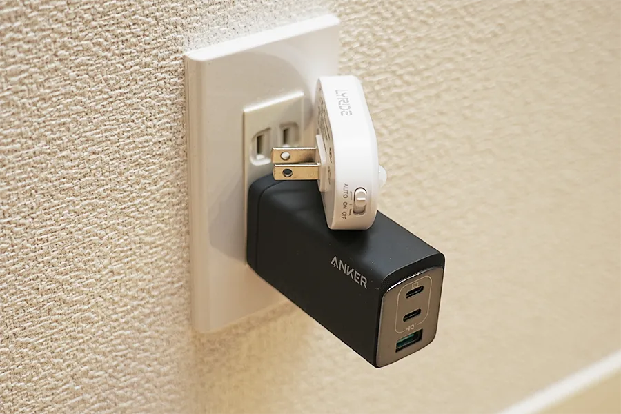 Anker 737 Charger (GaNPrime 120W)の特徴は壁挿しできても標準的なコンセントでは上下に差し込めない