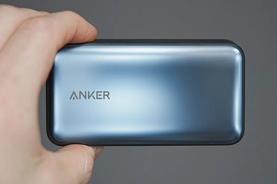 【軽量・コンパクト】AnkerおすすめモバイルバッテリーのAnker Power Bank (10000mAh, 30W）表面ボディ
