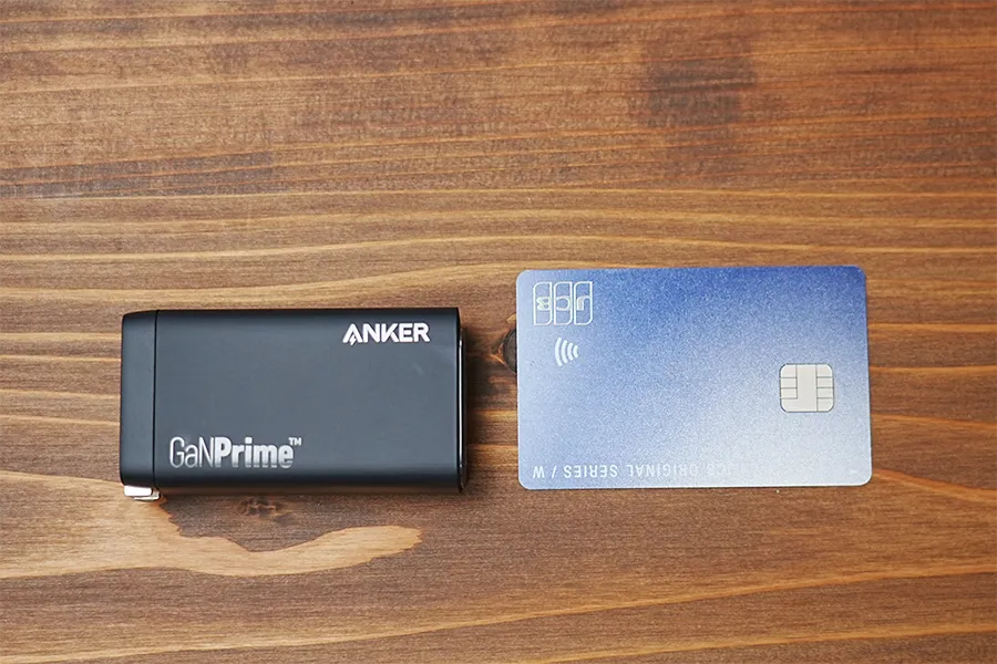 Anker 737 Charger (GaNPrime 120W)はクレカと横幅ほぼ同じ