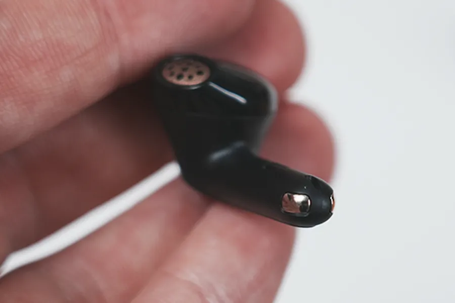 充電部分もゴールドかとおもいきやシルバー