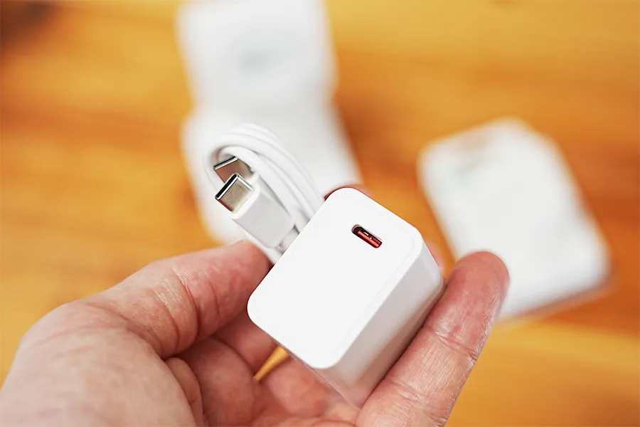 ESR HaloLock 3in1 ワイヤレス充電器の付属充電器はポートがUSB-C