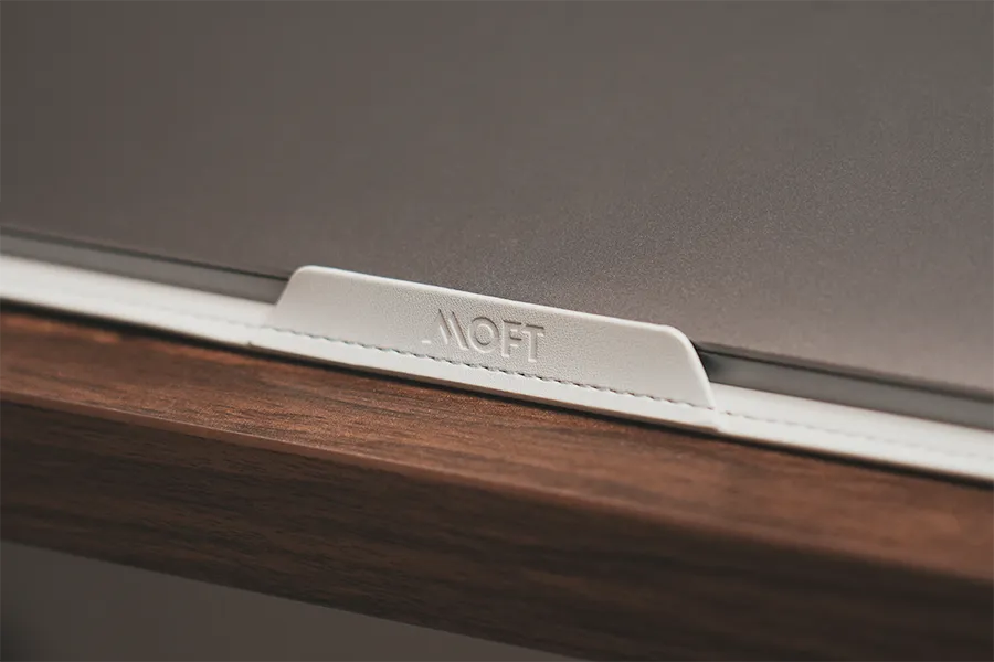 MOFTケースの前の部分でMacBookをさあせてくれる