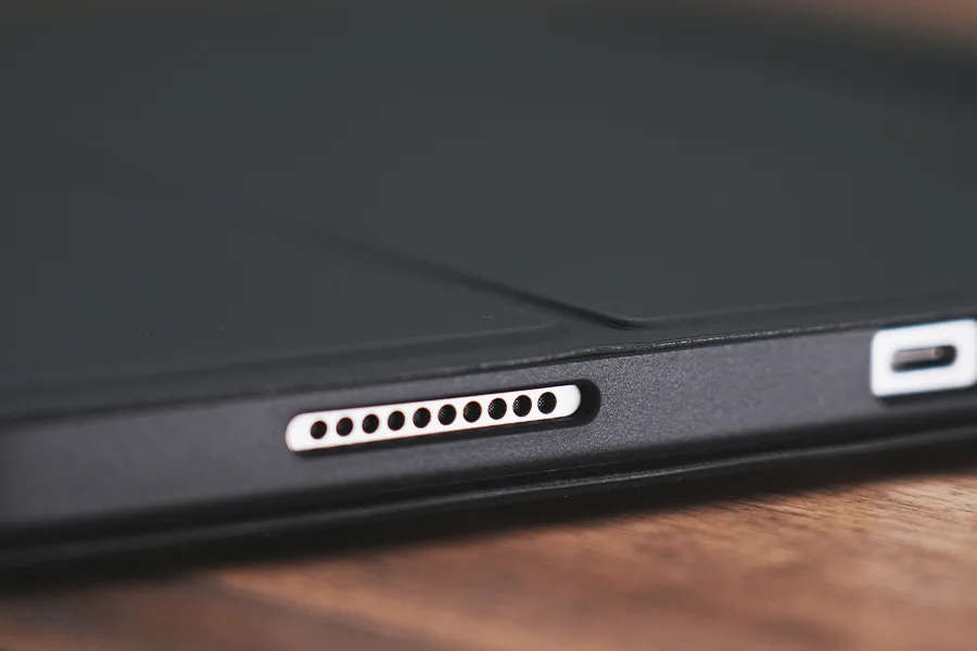 スピーカーとUSB-C部分