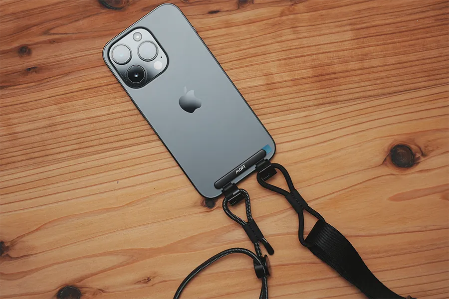 シールをつけるとiPhone裸でもストラップつきにできる
