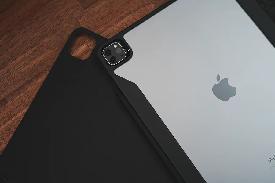 ESR iPadハイブリッドケースとカバーを装備