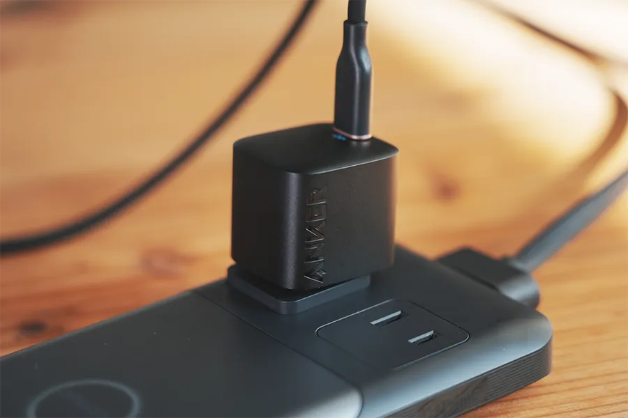 Anker 312 Charger (20W) (USB PD 充電器 20W USB-C 超小型急速充電器)はコンパクトでどんなコンセントにもつながりやすい