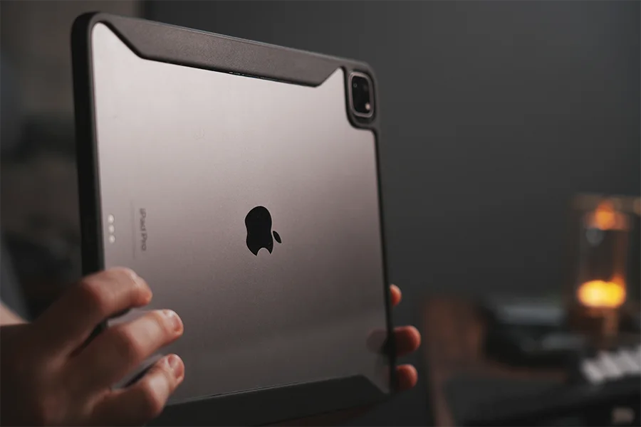 ESR iPad Pro 12.9 ケース 第6_5世代(2022_2021)用 ハイブリッドケースの透明部分