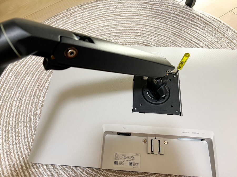 Ergotron(エルゴトロン)MXVデスクモニターアームをモニターに取り付け
