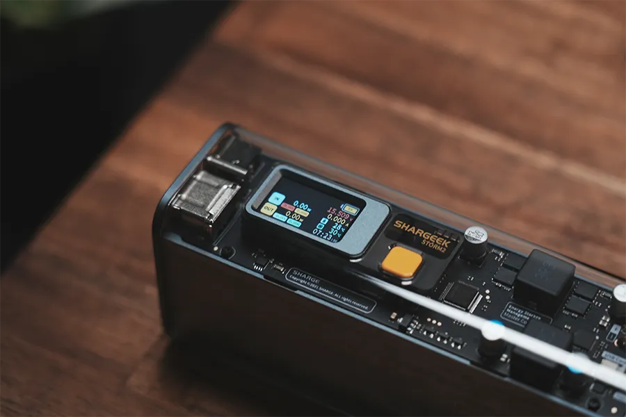 SHARGE STORM2 Power Bankのディスプレイ