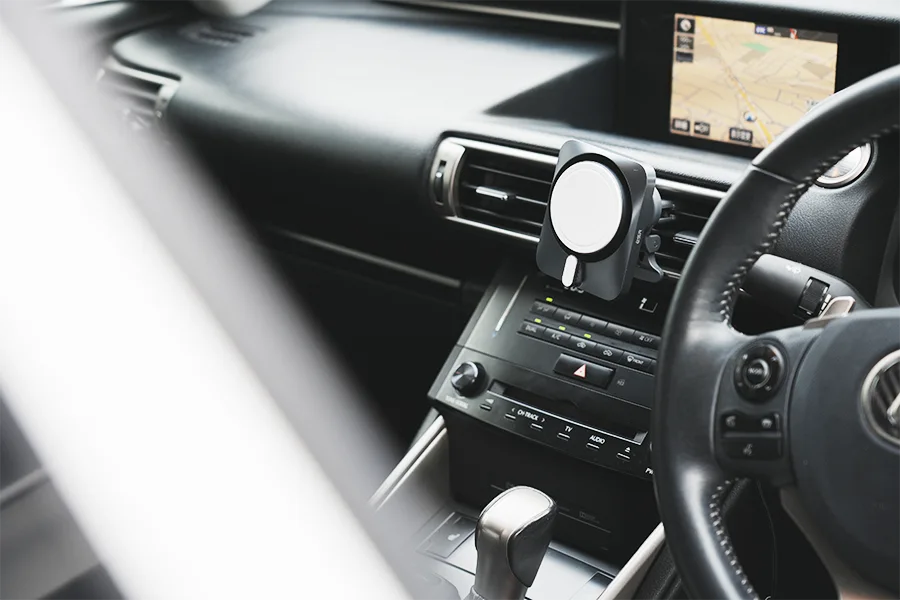 ESR 15W MagSafe車載充電器ホルダーを充電する