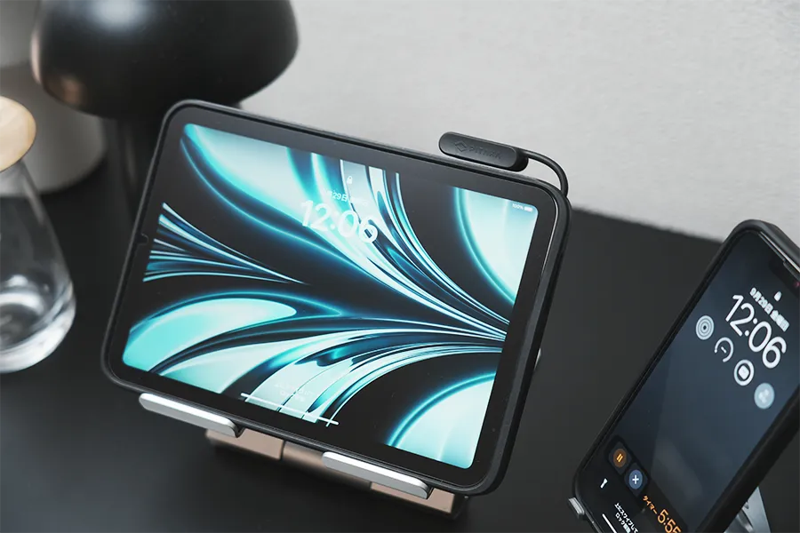 iPadとiPhoneをスタンドに置いた状態
