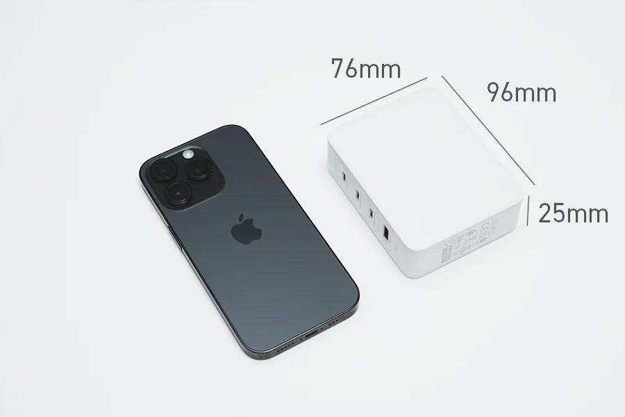 Belkin BoostCharge Pro 140W 4-Port GaN Wall Chargerサイズ