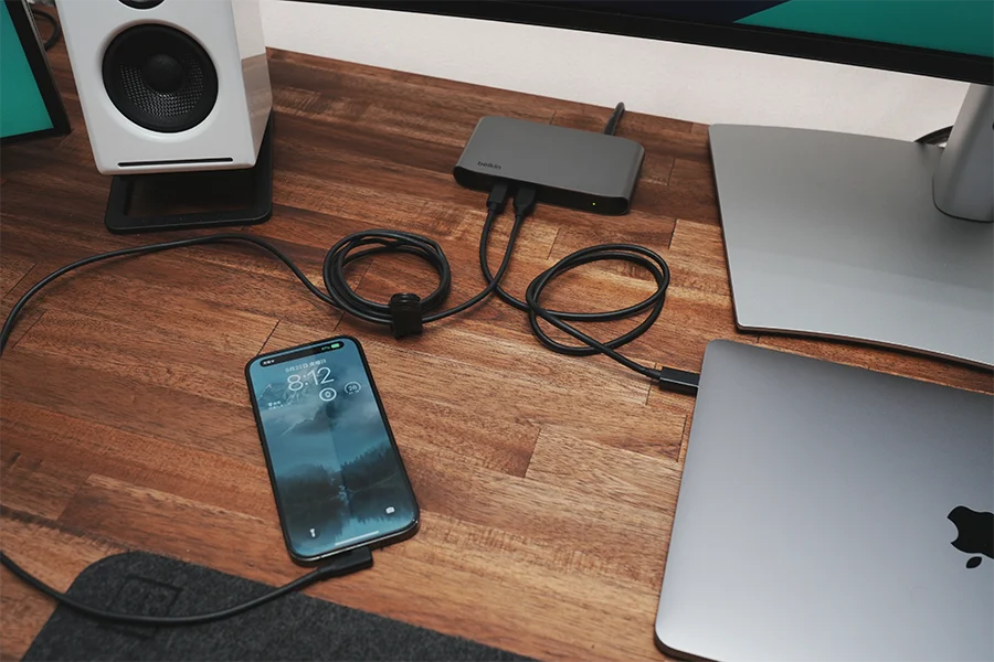 iPhoneとMacBookを繋いだ状態