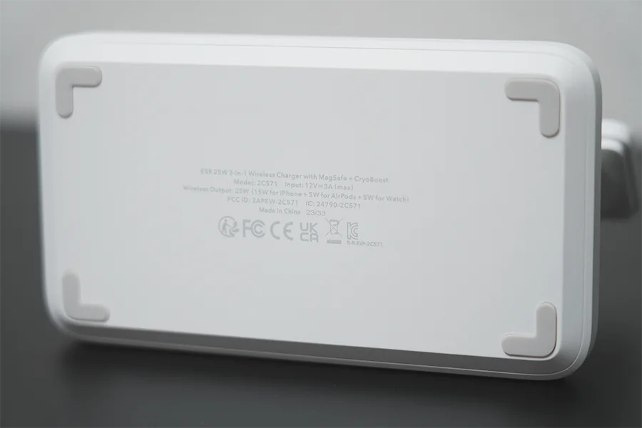 ESR 15W 3in1 MagSafe充電スタンドの四点ゴム足
